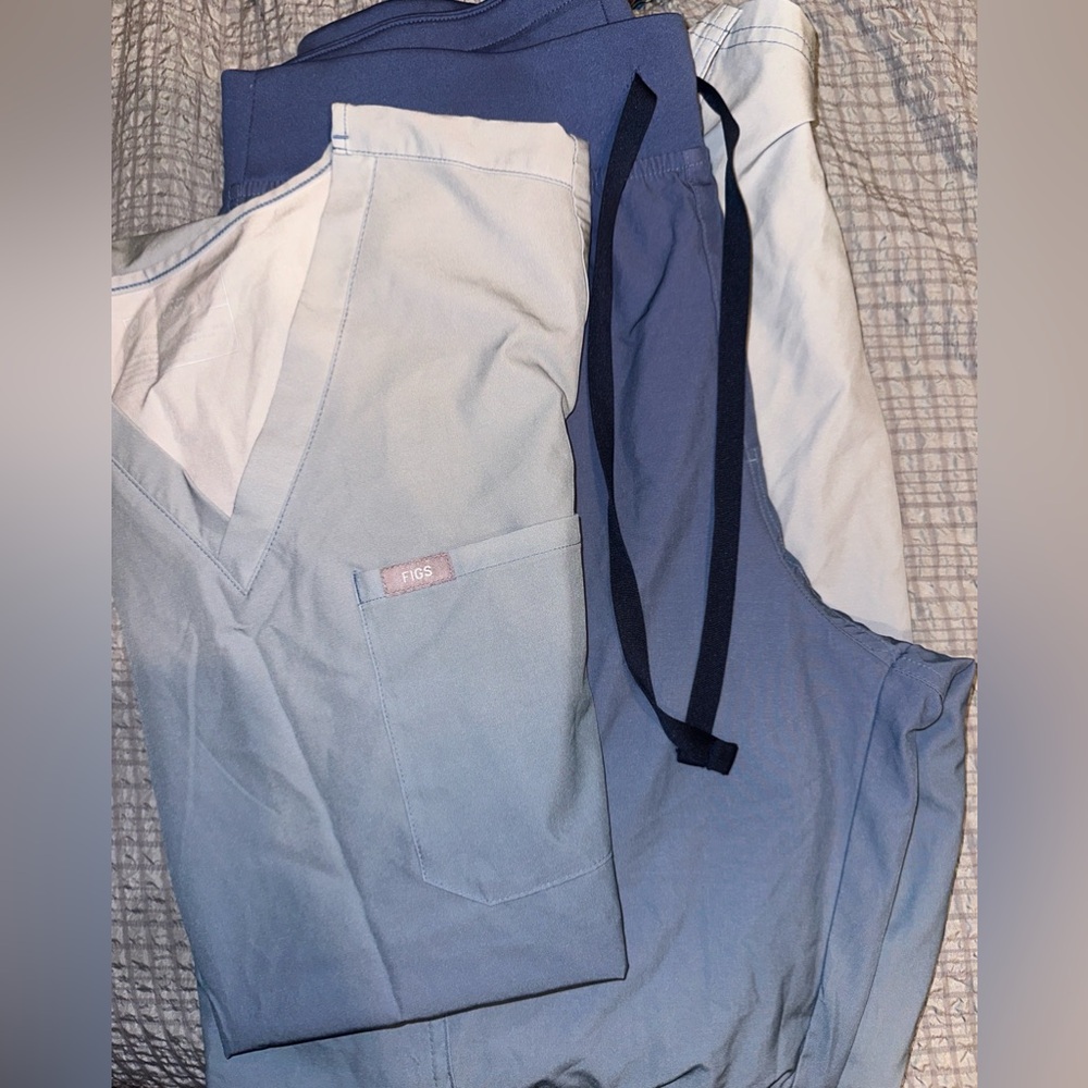 💙🩵Ombré Ocean Mist🩵💙
Scrub Set size LARGE